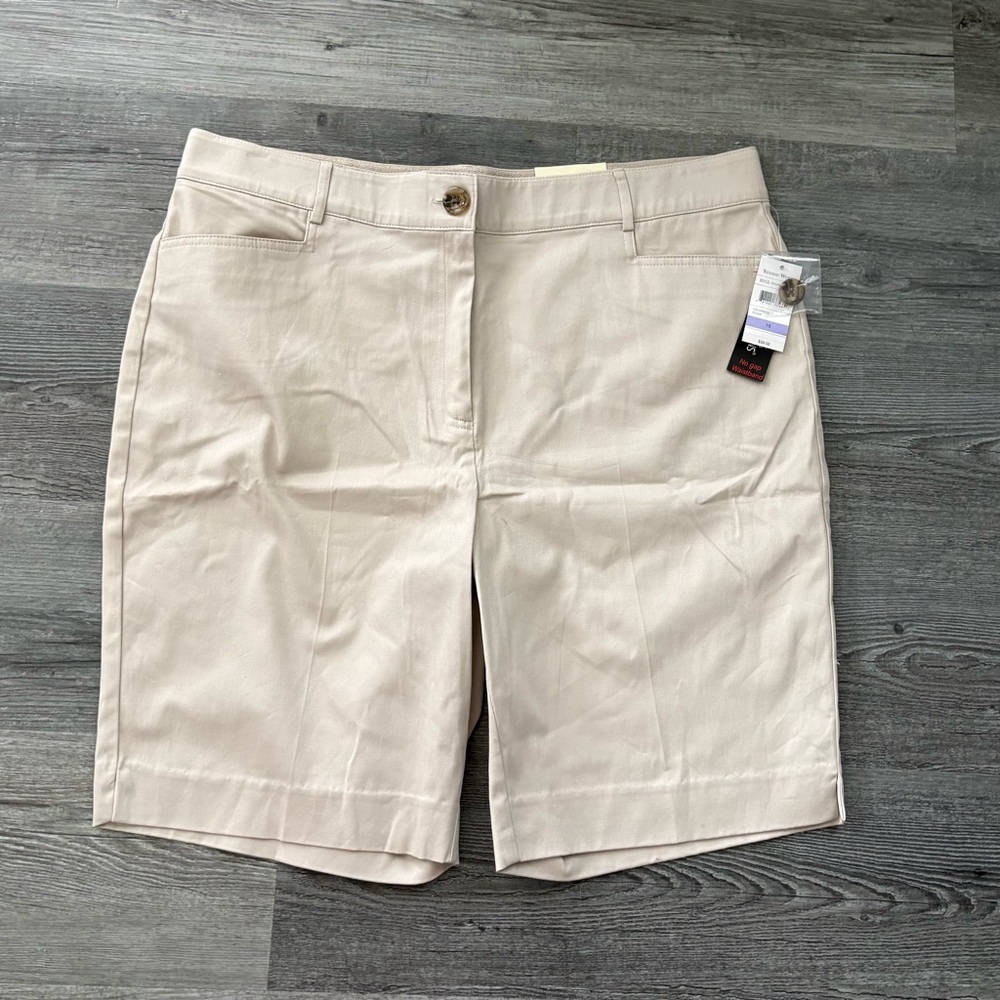 Studio Works Cream Bermuda Shorts. 
Women Size 18 . NWT